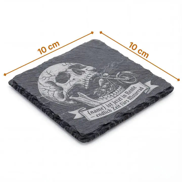 Schiefer Moment Untersetzer 10x10 cm mit Totenkopf-Chopper-Gravur und Massangaben