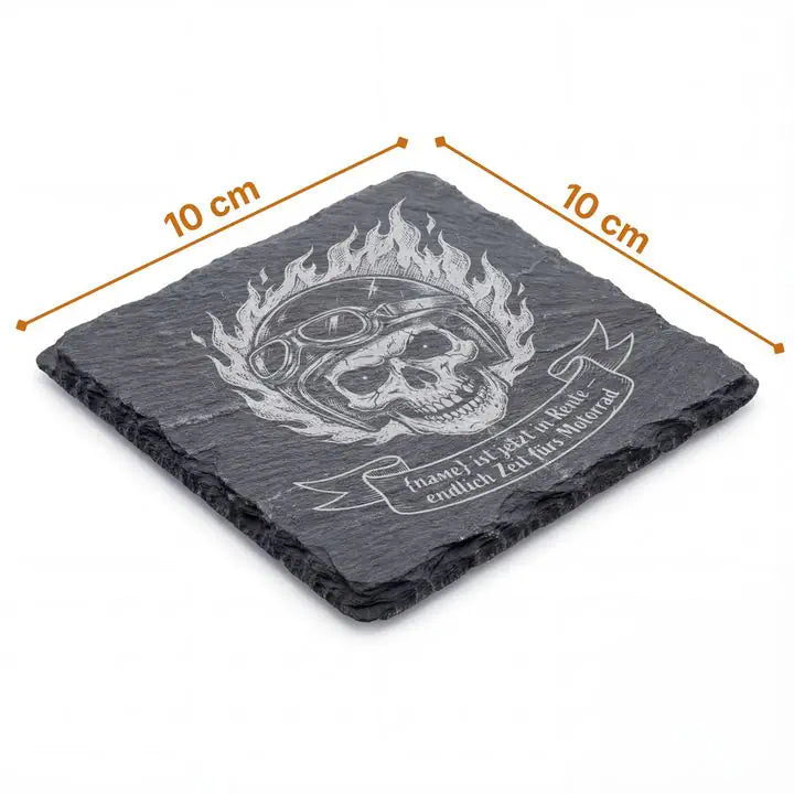 Schieferuntersetzer 10x10 cm mit Totenkopf-Helm-Gravur und Massangaben auf weissem Hintergrund