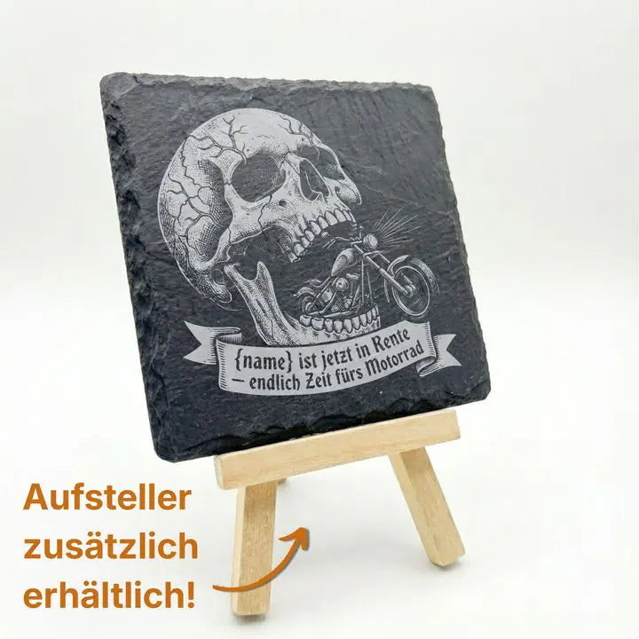 Gravierter Schieferuntersetzer mit Biker-Motiv auf Holzstaffelei mit optionalem Aufsteller
