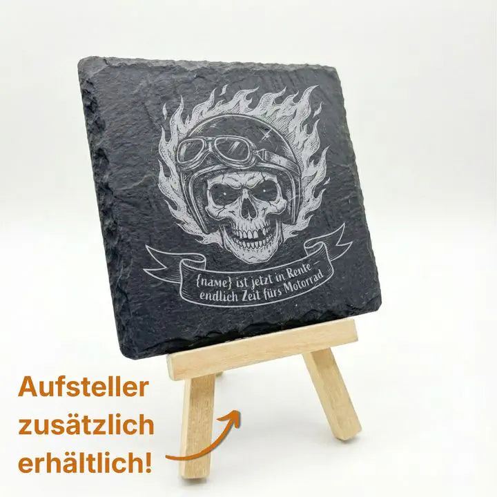 Gravierter Schiefer Untersetzer mit Biker-Motiv auf Holzstaffelei mit optionalem Aufsteller