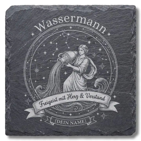 Schiefer Moment Untersetzer mit Wassermann-Sternzeichen Gravur im Vintage-Stil auf weissem Hintergrund