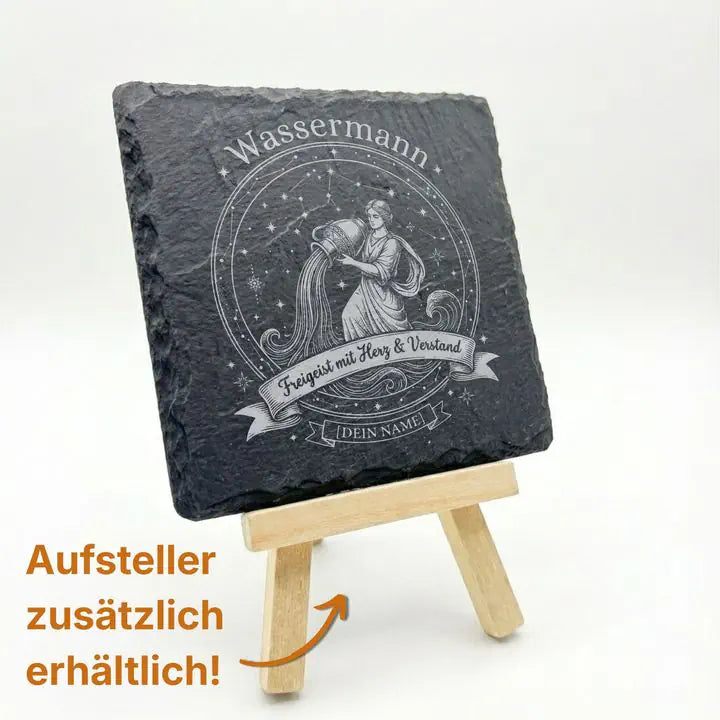Schieferuntersetzer Wassermann-Gravur auf Holzstaffelei mit Hinweis auf optionalen Aufsteller