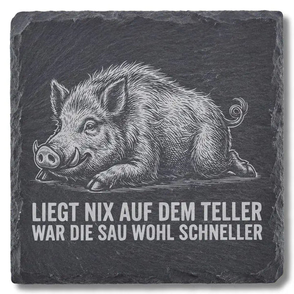 Schiefer Moment Untersetzer mit Wildschwein-Karikatur und Jagdspruch auf weißem Hintergrund freigestellt