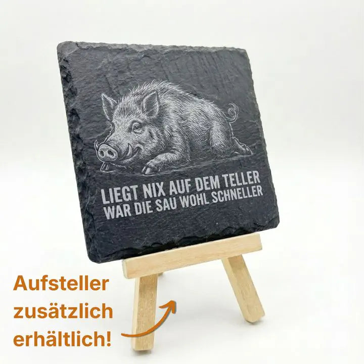 Gravierter Schieferuntersetzer mit Wildschwein-Karikatur auf Holzstaffelei, Aufsteller optional erhältlich