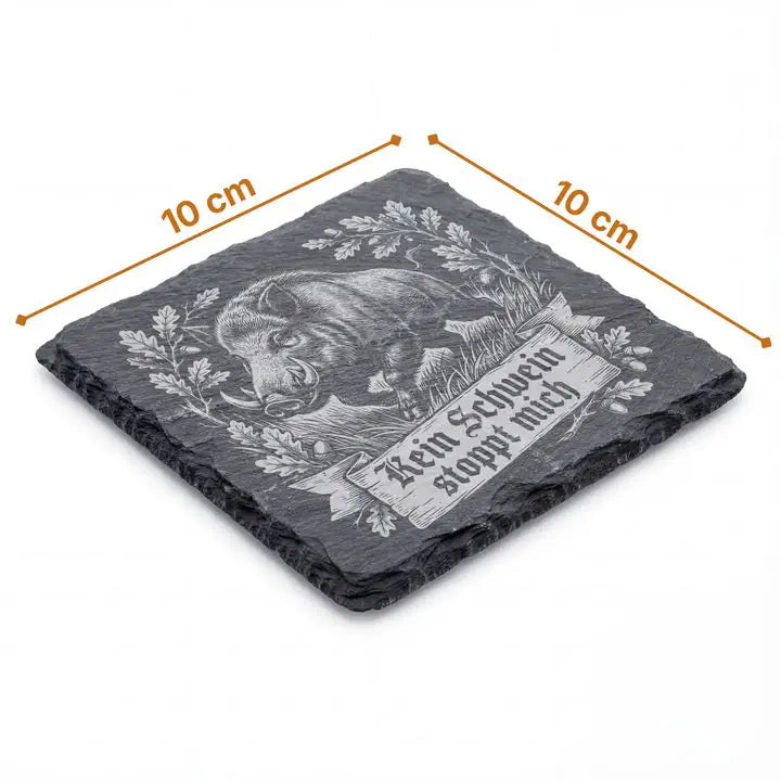 Schiefer Moment Untersetzer 10x10 cm mit Wildschwein-Gravur im Gothic-Stil, Maßangaben sichtbar