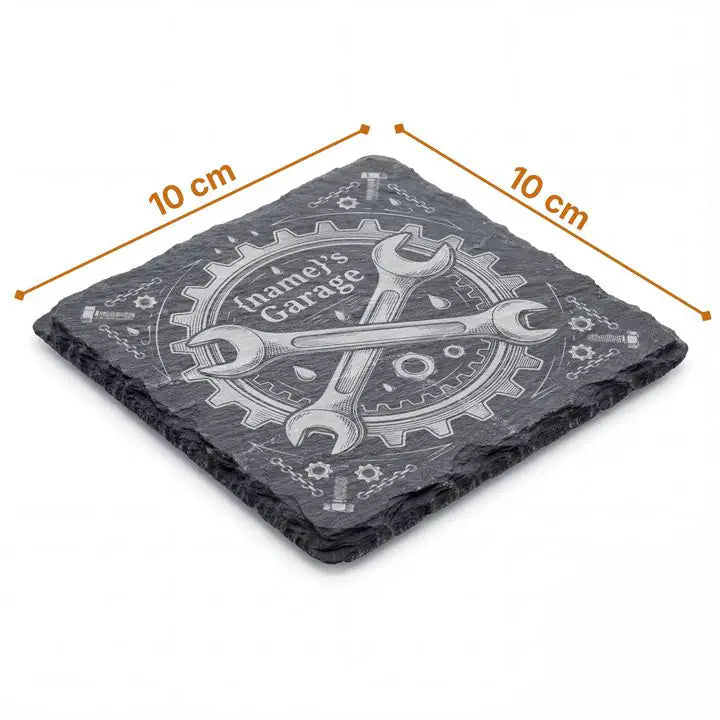 Schieferuntersetzer 10x10 cm mit mechanischem Zahnrad-Gravurmotiv und Massangaben auf weissem Hintergrund