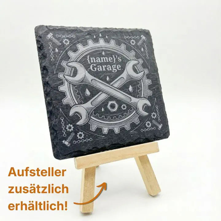 Schiefer Moment Untersetzer mit Vintage-Garage-Gravur auf Holzstaffelei mit optionalem Aufsteller-Hinweis