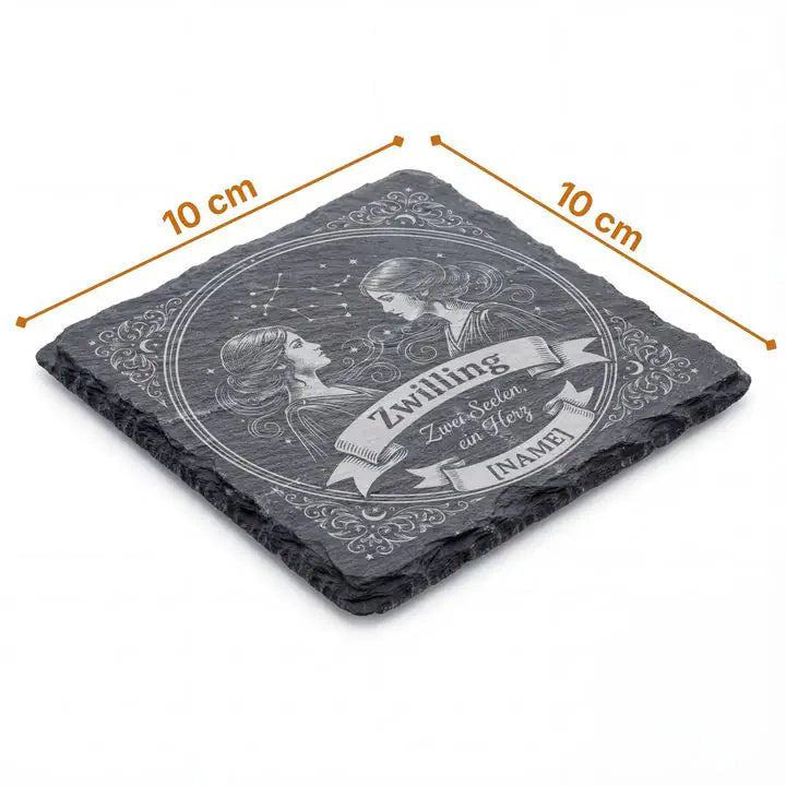 Schiefer Moment Untersetzer Zwilling-Gravur mit Massangabe 10 x 10 cm auf weissem Hintergrund